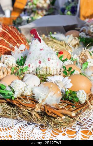 Prager Oster-Bauern-Straße Lebensmittelmarkt bei Naplavka, Vltava-Flussufer. Traditionelle Souvenirs, die auf dem Tisch während des Ostermarktes ausgestellt sind. Stockfoto