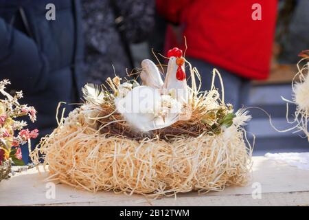 Prager Oster-Bauern-Straße Lebensmittelmarkt bei Naplavka, Vltava-Flussufer. Traditionelle Souvenirs, die auf dem Tisch während des Ostermarktes ausgestellt sind. Stockfoto