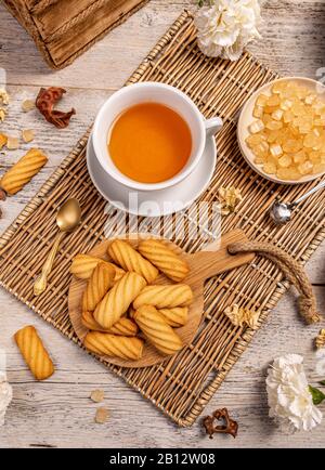Shortbread-Kekse mit einer Tasse Tee von oben Stockfoto