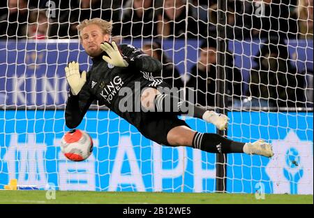 Leicester City-Torhüter Kasper Schmeichel rettet beim Premier-League-Spiel im King Power Stadium, Leicester, einen Elfmeter von Sergio Aguero (nicht im Rahmen) von Manchester City. Stockfoto