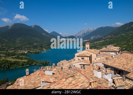 Barrea-See, Landschaft, kleine Stadt in den Nationalpark der Abruzzen, Italien Stockfoto