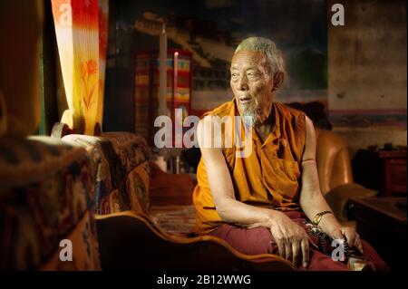 Lamas verbringen den Großteil ihrer Zeit zu rezitieren und ihre Gebete beten Perlen zu zählen. Stockfoto