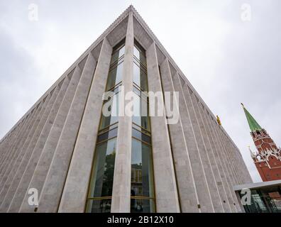 Regierungsgebäude des staatlichen Kremlpalasts & Troitskaja-Turm, Kreml, Moskau, Russische Föderation Stockfoto