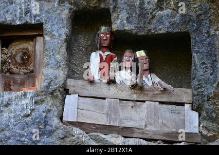 Geschnitzte Tau Tau Ahnenfiguren von Toraja Menschen in Grab, Darstellung der Verstorbenen, Lemo, Rantepao, Toraja Menschen Hochland, Tana Toraja Menschen, Sulawesi, Indonesien, Südostasien Stockfoto