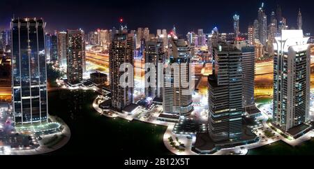 Blick auf das neue Dubai mit Dubai Marina und Jumeirah Lake Towers, VAE Stockfoto