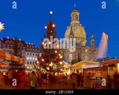 Weihnachtsmarkt in der Frauenkirche am Neumarkt in Dresden, Sachsen, Deutschland Stockfoto