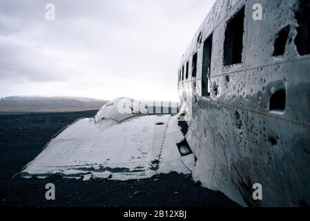 Das abgestürzte US Navy Dakota (C-117) Flugzeugwrackage in Solheimsandur, Island am schwarzen Sande Strand. Stockfoto