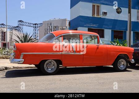 Red Chevrolet Bel Air, Vedado, Havanna, Kuba, Karibik Stockfoto