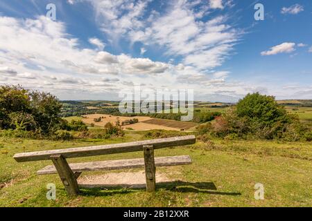 Blick über Findon Dorf und umliegende Ackerland vom Cisbury Ring, South Downs National Park, West Sussex, Südengland, Großbritannien. Stockfoto