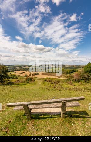 Blick über Findon Dorf und umliegende Ackerland vom Cisbury Ring, South Downs National Park, West Sussex, Südengland, Großbritannien. Stockfoto