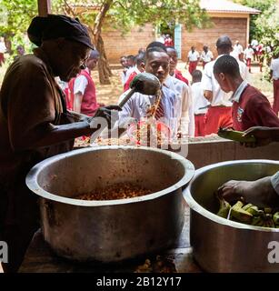 Kichererbseneintopf und Bananen zum Mittagessen in der Sekundarschule eines großen Jungen im Süden Kenias Stockfoto