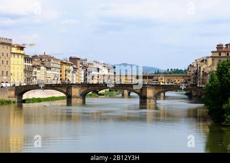 Blick von Ponte alla Carraia auf Ponte Santa Trinita und Ponte Vecchio, Florenz, Toskana, Italien, Europa Stockfoto