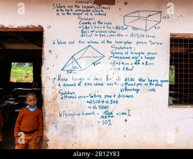 Mathematische Übungen an der Wand eines Klassenzimmers in einer kenianischen Grundschule in der Nähe Von Voi in Ostafrika Stockfoto