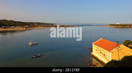 Blick auf den Fluss Mira und den Atlantik, Vila Nova de Milfontes, Alentejo, Portugal, Europa Stockfoto