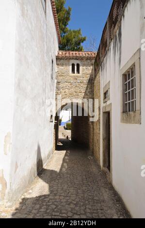 Gasse im mittelalterlichen Óbidos, Portugal, Europa Stockfoto