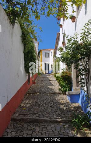 Gasse im mittelalterlichen Óbidos, Portugal, Europa Stockfoto