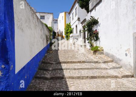 Gasse im mittelalterlichen Óbidos, Portugal, Europa Stockfoto