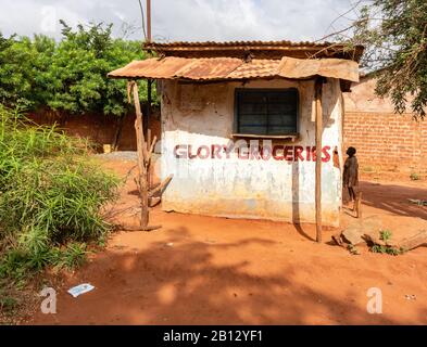 Kleines Lebensmittelgeschäft Glory Grocery auf der Station Road in Voi Southern Kenya Stockfoto