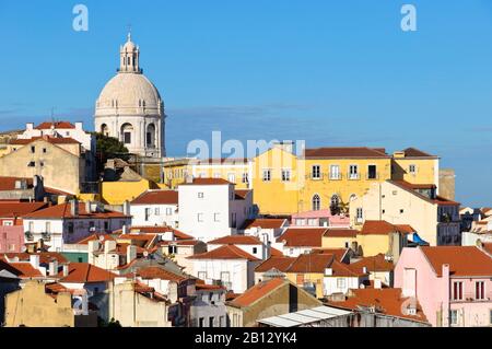 Blick über Alfama auf der Kuppel von Igreja de Santa Engrácia, Lissabon, Portugal, Europa Stockfoto