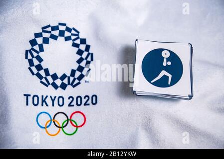 TOKIO, JAPAN, JANUAR. 20. 2020: Symbol für Gewichtheben für olympisches Sommerspiel Tokio 2020, weißer Hintergrund. Offizielles Logo und Piktogramme Stockfoto