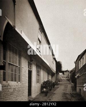 C vierziger Jahre - Ein altes Foto des White hart Inn (und Stable-Yard) bei Chipping Norton, Oxfordshire. Aus der mittelalterlichen Zeit und mit Holzrahmenkonstruktion, teilweise renoviert und mit Stauwerk. 1725 wurde sie wieder an die Front gestellt. Das Obergeschoss war einst ein offener Balkon. Die Stadt wurde früher einfach als Norton bezeichnet, wobei der Kappteil, was bedeutet, dass "Markt" zu einem späteren Zeitpunkt hinzugefügt wurde. Stockfoto