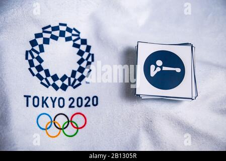 TOKIO, JAPAN, JANUAR. 20. 2020: Boxsymbol für olympisches Sommerspiel Tokio 2020, weißer Hintergrund. Offizielles Logo und Piktogramme Stockfoto