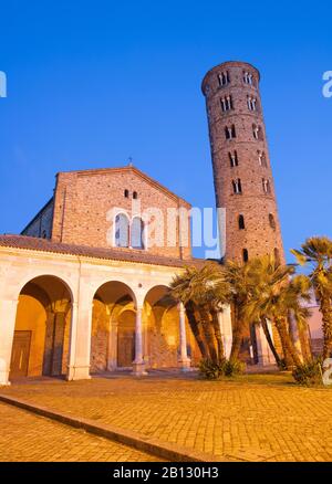 Ravenna - Das Portal der Kirchenbasilika von Sant Apolinare Nuovo in der Abenddämmerung. Stockfoto