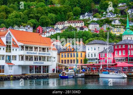 Bergen, Norwegen - 30. Juli 2018: Die Stadt Luftbild mit der Innenstadt Kathedrale und Fischmarkt Stockfoto