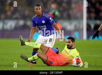 Die Youri Tielemans (links) von Leicester City und Ilkay Gundogan von Manchester City kämpfen während des Premier-League-Spiels im King Power Stadium, Leicester, um den Ball. Stockfoto