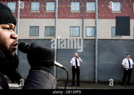 London, Großbritannien. Februar 2020. Aktivisten demonstrieren die Haftanstalt von Side Harmondsworth zur Unterstützung mehrerer Menschen, die die Abschiebung nach Jamaika vergehen. Credit: Thabo Jaiyesimi/Alamy Live News Stockfoto