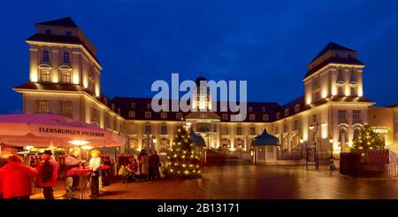 Kurhaus mit Weihnachtsmarkt in Binz, Insel Rügen, Mecklenburg-Vorpommern, Deutschland Stockfoto