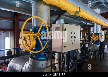 Ventil mit gelbem Steuerruder an der Rohrleitung. Stockfoto