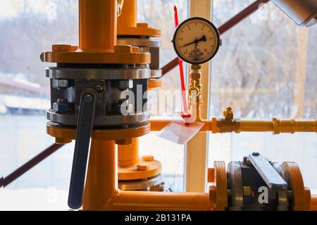 Verriegelung an einer gelben Gasversorgungsleitung. Stockfoto