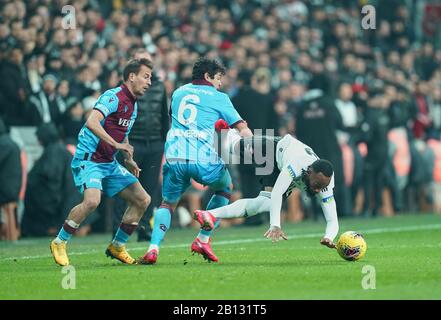 Vodafone Park, Istanbul, Türkei. Februar 2020. Guilherme von Trabzonspor foulte Georges-Kevin N'Koudou von Besiktas während Besiktas gegen Trabzonspor im Vodafone-Park, Istanbul, Türkei. Kim Price/CSM/Alamy Live News Stockfoto