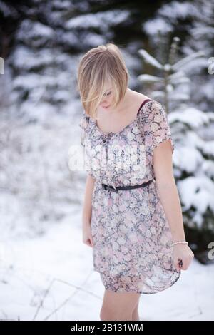 Porträt einer jungen Frau im Schnee Stockfoto