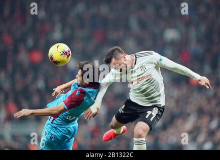 Vodafone Park, Istanbul, Türkei. Februar 2020. Guilherme von Trabzonspor und Burak Yilmaz von Besiktas fordern den Ball während Besiktas gegen Trabzonspor im Vodafone Park, Istanbul, Türkei. Kim Price/CSM/Alamy Live News Stockfoto