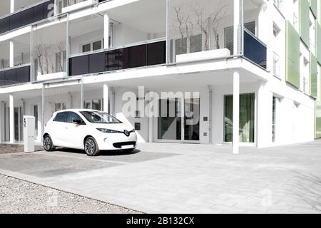 Smart Material House, Elektroauto Renault Zoe, IBA, Internationale Bauausstellung, Wilhelmsburg, Hamburg, Deutschland Stockfoto