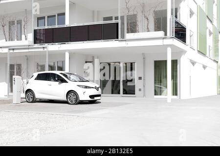 Smart Material House, Elektroauto Renault Zoe, IBA, Internationale Bauausstellung, Wilhelmsburg, Hamburg, Deutschland Stockfoto