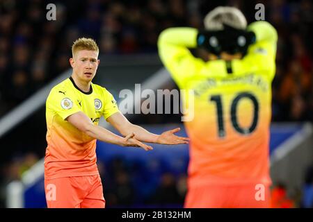 Leicester, Großbritannien. Februar 2020.English Premier League Football, Leicester City gegen Manchester City; Kevin De Bruyne fragt Sergio Aguero von Manchester City, warum er nicht vorbeikam, nachdem Aguero eine Chance verpasst hat Credit: Action Plus Sports Images/Alamy Live News Credit: Action Plus Sports Images/Alamy Live News Stockfoto