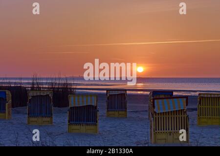 Sonnenuntergang am Strand von Duhnen mit Insel Neuwerk, Cuxhaven, Niedersachsen, Deutschland Stockfoto