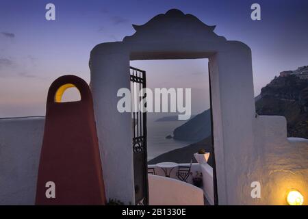 Blick auf die wunderschöne Architektur der Insel Santorini. Griechenland. Stockfoto