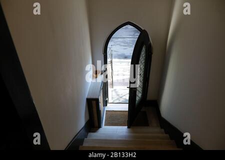 Öffnete massive Holztür in einem alten Gebäude Stockfoto