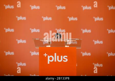 Bukarest, Rumänien - 21. Februar 2020: Details mit dem Logo der rumänischen politischen Partei PLUS vor einer Pressekonferenz. Stockfoto