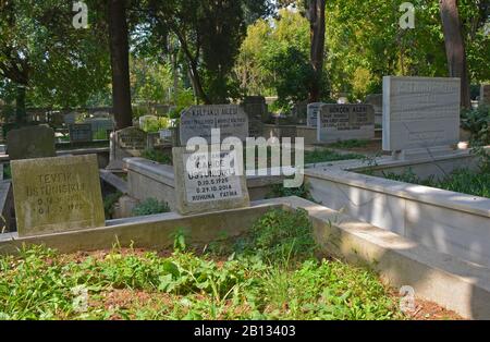 Istanbul, Türkei - 17. September 2019. Grabsteine mit osmanisch-türkischer Schrift auf dem Karacaahmet-Friedhof im Stadtteil Uskudar in Istanbul. Stockfoto