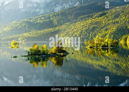 Eibsee am Fuß der Zugspitze im Wettersteingebirge, Grainau, Bayern, Deutschland Stockfoto