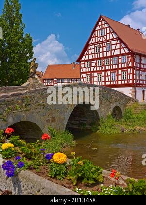 Nepomuk-Brücke über den Wurf mit Rathaus in Nordheim vor der Rhön, Rhön-Grabfeld, Unterfranken, Bayern, Deutschland Stockfoto