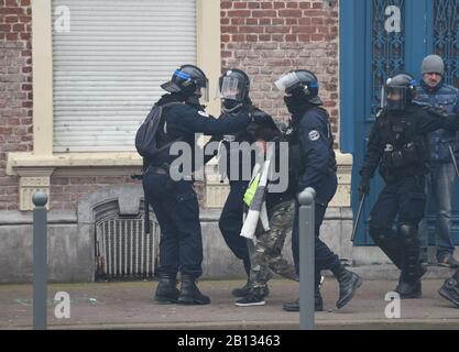 *** KEINE VERKÄUFE AN FRANZÖSISCHE MEDIEN ODER VERLAGE *** 22. Februar 2020 - Lille, Frankreich: Bereitschaftspolizei verhaftet Yellow Vest Aktivist. Hunderte gelber Westen versammelten sich in der nordfranzösischen Stadt Lille, um die 67. Woche in Folge des Protests gegen die politik von präsident Emmanuel Macron zu markieren. Sie wurden von schwarzen Blockaktivisten und kurzen Zusammenstößen während ihres marsches beigetreten. Stockfoto