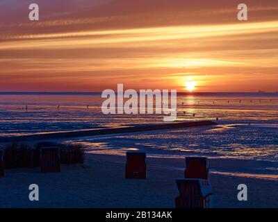 Sonnenuntergang am Strand von Duhnen, Cuxhaven, Niedersachsen, Deutschland Stockfoto