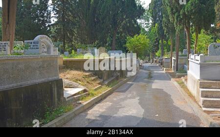 Istanbul, Türkei - 17. September 2019. Grabsteine mit osmanisch-türkischer Schrift auf dem Karacaahmet-Friedhof im Stadtteil Uskudar in Istanbul. Stockfoto