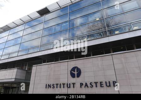 *** KEINE VERKÄUFE AN FRANZÖSISCHE MEDIEN ODER VERLAGE - RECHTE VORBEHALTEN *** 20. Februar 2020 - Paris, Frankreich: Fassade des Institut Pasteur, der führenden Wissenschaftseinrichtung Frankreichs, die für den Kampf gegen seltene Krankheiten zuständig ist. Stockfoto